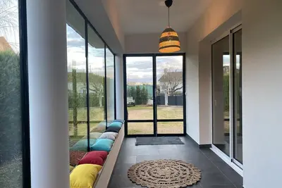 Pavillon rénové avec jardin arboré, proche centre-ville, véranda, parking, wifi, idéal familles