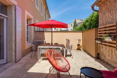 Image de Maison de ville façon loft avec cour terrasse dans le centre historique