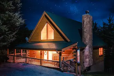 Image de A Smoky Mountain Lake Cabin, Spacious Smoky Mountain Getaway, Free Tickets!