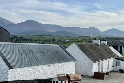 Traditional Irish Cottage w/Hot & Sauna. Close to Mountains, Beach and Forests <