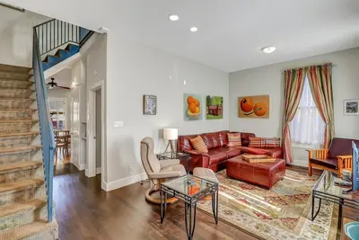 Image de Sprawling Townhome w/ Private Courtyard + Parking by Lucky Savannah