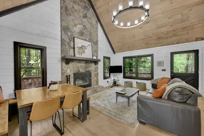 Image de 3. 5 miles to Blue Ridge + Hot Tub + Shuffleboard + Fire Pit