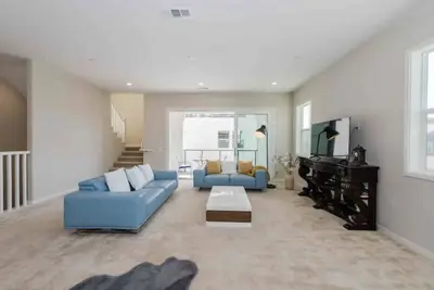 Image de 5 minutes to the park! Family Home with deck