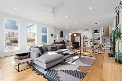 Image de Modern Amenities, Downtown - Raleigh Craftsman