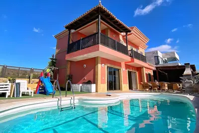 Image de Incredible luxury villa with an outstanding view of the sea and the mountains.