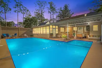 Image de Hot tub, pool, bbq, game room near downtown