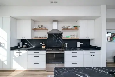 Image de Luxe Downtown Townhouse w/ Nespresso + Garage!