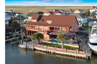 Family Retreat! Private Pool And  5 Minutes From Beach!