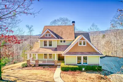 Image de Lakeview retreat with Free Wifi, hot tub, fireplaces, patio, balcony, & grill