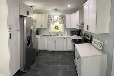Image de Newly renovated home! One block from Back of the Dragon-Close to downtown Marion