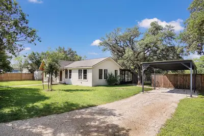 Image de 11th Street River House | 3br on Medina in Bandera