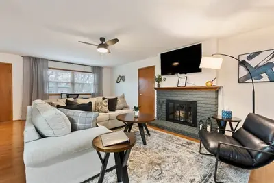 Image de 3 Bed 2 Bath Home w/ 2 Car Garage & Fitness Room