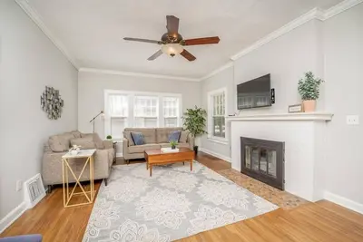 Image de 3 Bed 1. 5 Bath Home By College Hill & Hospitals