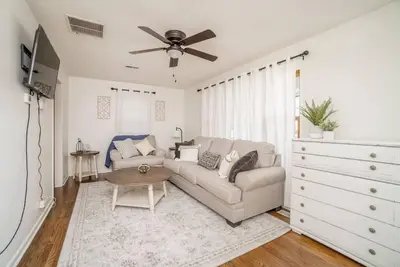 Image de 2 Bed 1 Bath Home w/2 Car Garage & Fenced Yard