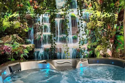 Image de New Cabin ~Hot Tub In Theater~1 Quiet Acre ~Hiking ~Fire Pit ~King Suites