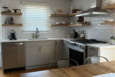 Image de Spacious, modern beach cottage in Margate one mile from the beach