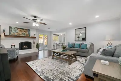 Image de The Nest-Cozy 4br in the heart of town w/ fire pit