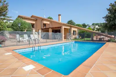Image de 2cip01-6pax - Maison d'une capacité de 06 personnes et piscine privée située dans un quartier calme