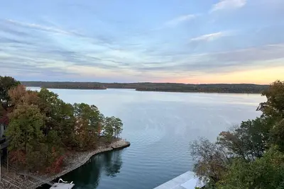Image de Pickwick Lake Front River Walk Villa11 w\/spectacular views, boatslip & pool