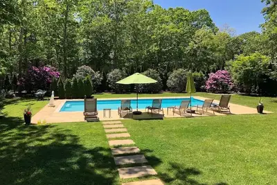 Image de Beautiful Quiet Cozy Beach home w/firepit, pool and near beaches and restaurants