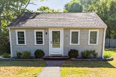 Image de Recently updated cottage walk to activities and 1 mile to beach!