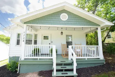 Image de Close to Ut and downtown Knox! Comfy SoKno bungalow