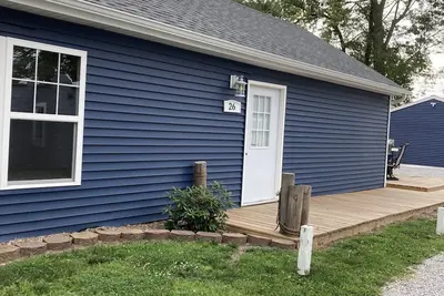 Image de Large family cottage steps from waters edge.