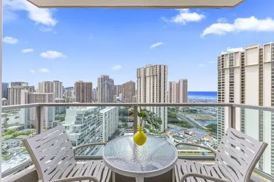 Remodeled Studio Hotel Walk to Ala Moana Beach