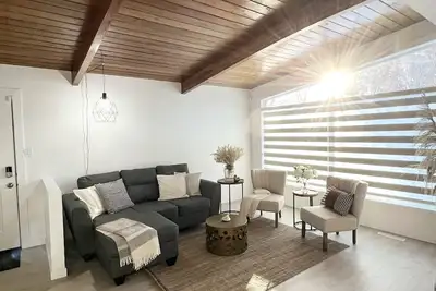 Image de 🔥Edmonton Long Stay ☆ Fenced Yard ☆ Hammock ☆ King Master Wem 🔥Foosball Table