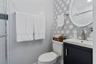 Image de 5 mins to Downtown, gorgeous ranch 3 br!