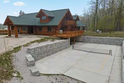 Image de Log Cabin w/ Private Pickleball Court in Fish Creek!
