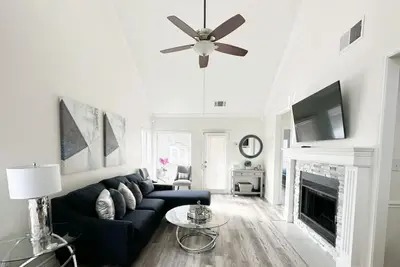 Image de Safe, Central, Cozy Home with Private Parking, King Bed, near Dfw Airport & more