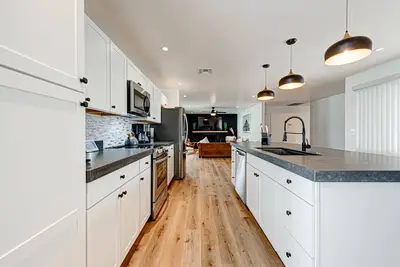 Image de Multi Bedroom Home with Pool, Barbeque