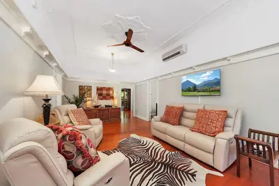 Masterfully Restored Queenslander Near Esplanade