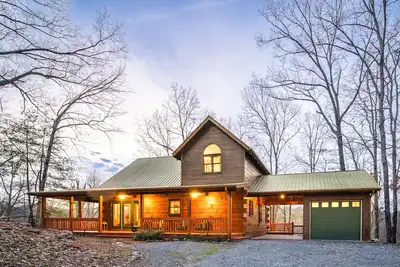 Image de Wooded cabin with wraparound deck, mountain views, air hockey & fireplaces