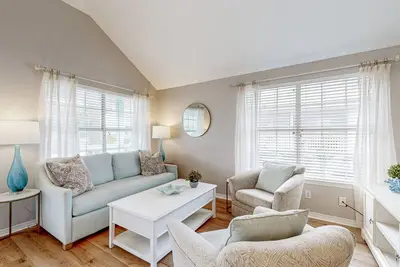 Image de Steps to beach & community pool, dog-friendly, great location