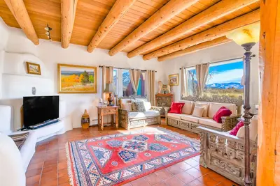 Image de Vibrant dog-friendly townhouse with stunning mountain vistas - close to skiing