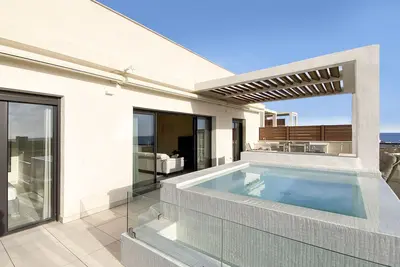 Image de Luxury penthouse with private splash pool, walking distance beach!