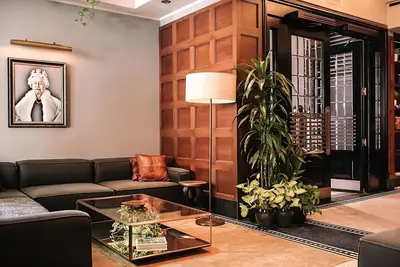 Image de 2 Comfortable Units Steps to Pioneer Courthouse Square! Pets Allowed, Parking!