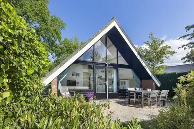 Image de A comfortably furnished holiday home by the sea with a fenced garden that is safe for children and pets.
