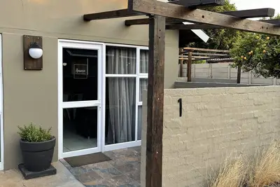 L’Amorie, stylish, secure & safe, 10 min to Or Tambo international