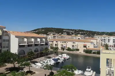 Image de T2 avec loggia vitrée proche plage, climatisé, vue marina