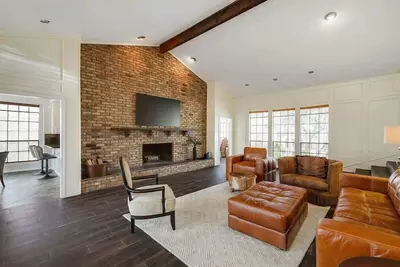 Image de Ample Home next to Dfw, At&T, w/hottub and game r.