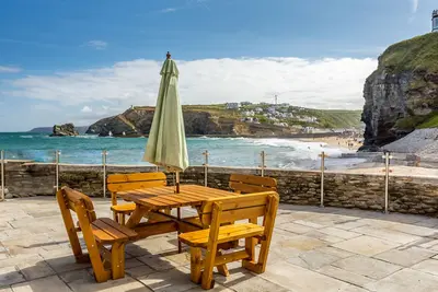 Image de Luxury Beachfront cottage only 20 steps from the sand with private parking\/patio