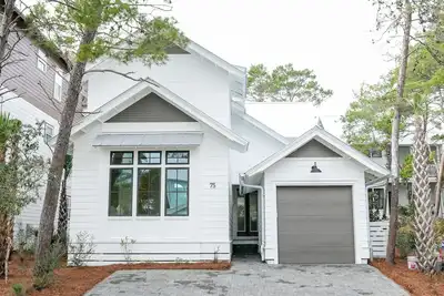 Image de \"Piece of Paradise\" Brand New Luxury Home, Golf Cart, Bikes