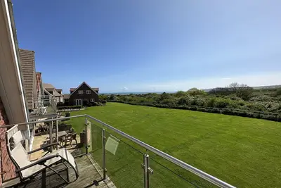 Stunning Seaview Coastal Cottage - Sleeping 8 in 4 Bedrooms - Pool and Beach Access Included.