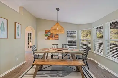 Image de Game room, fenced yard, mountain view & al fresco dining