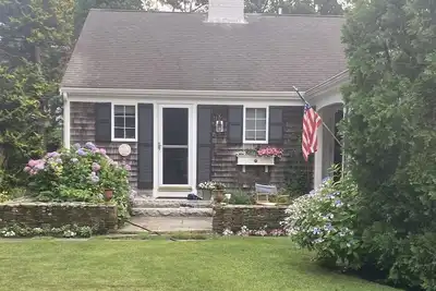 Image de Charming Cape Cod home, minutes to Nantucket Sound