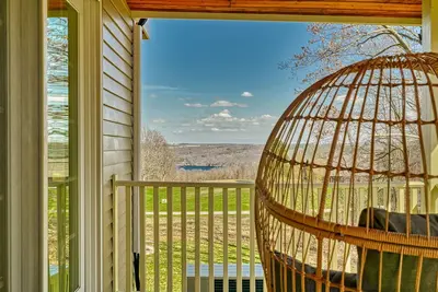 Image de Secluded lakeview retreat w/ wraparound deck & cozy contemporary charm!
