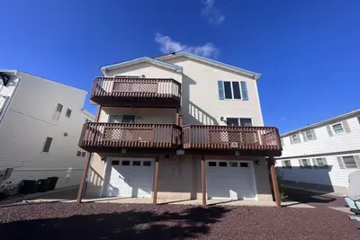 Image de Sleeps 15 Comfortable is ready and available to rent.